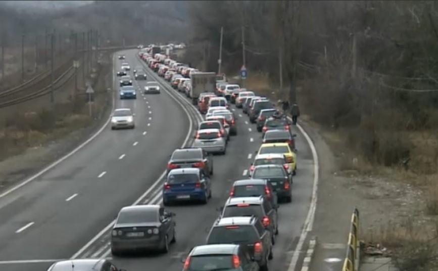 circulatie-inchisa-pe-valea-prahovei,-dupa-o-alunecare-de-teren