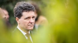 nicusor-dan,-desfiintat-total-dupa-decizia-de-a-trimite-legea-novak-la-ccr:-e-anti-roman!