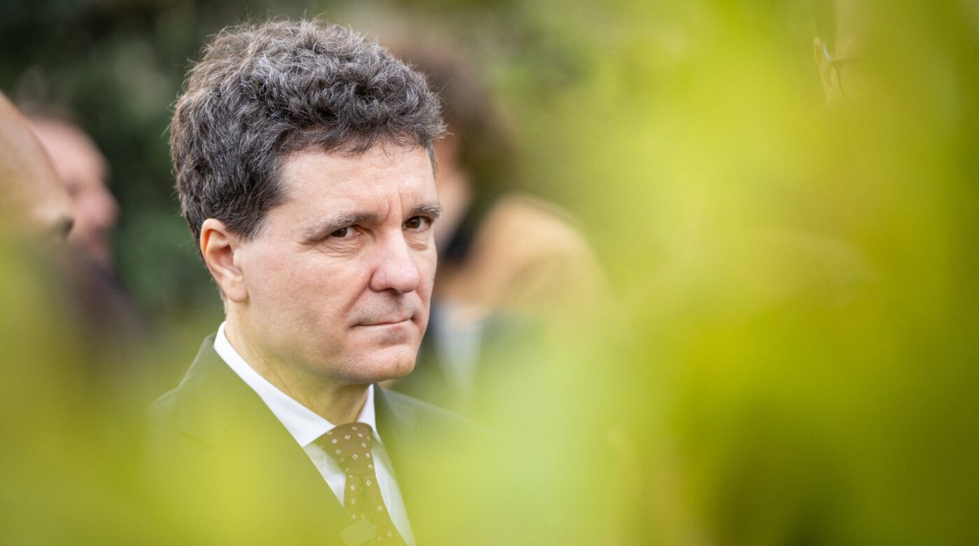 nicusor-dan,-desfiintat-total-dupa-decizia-de-a-trimite-legea-novak-la-ccr:-e-anti-roman!