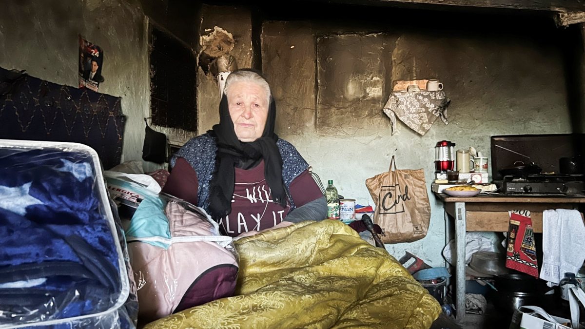 prietenii-lui-mos-craciun-au-mers-si-la-valerica-graunte,-o-femeie-care-traieste-mai-mult-in-intuneric.-batrana,-imobilizata-la-pat,-primeste-curent-electric-doar-cateva-ore-pe-zi