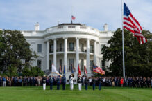 placi-denigratoare-la-adresa-lui-biden-si-obama-apar-pe-aleea-celebritatilor-de-la-casa-alba