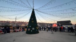 a-inceput-magia-de-craciun-la-valea-lupului!-copiii-sunt-intampinati-de-mos-craciun,-iar-oamenii-se-pot-bucura-de-produsele-locale