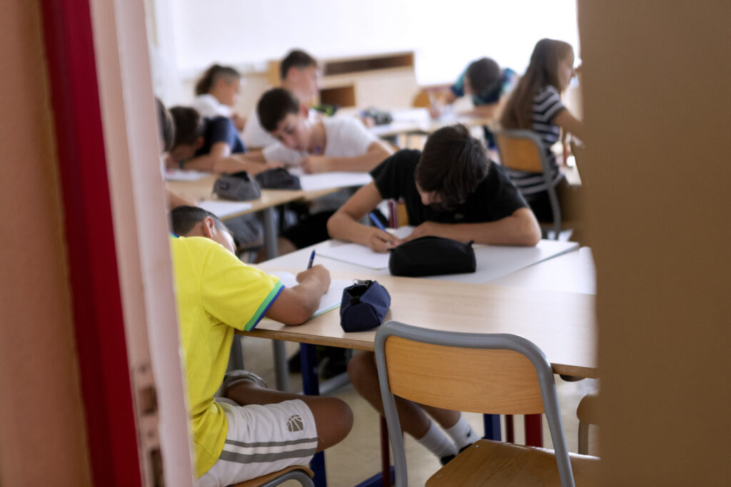 elevii-cu-media-10-la-evaluarea-nationala-si-bacalaureat-primesc-bani-de-la-guvern