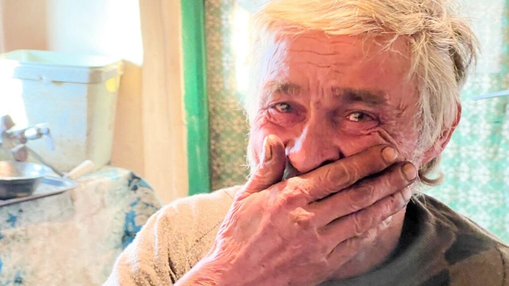 ion-turlara-a-izbucnit-in-lacrimi-la-vederea-prietenilor-lui-mos-craciun.-barbatul,-imobilizat-in-scaun-cu-rotile,-a-impodobit-bradul-in-asteptarea-darurilor:-va-rog-sa-veniti-si-anul-viitor,-pentru-ca-va-iubesc