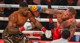 n-au-dat-bani-sa-vada-rahatul-acesta!.-comentatorii-netflix-i-au-desfiintat-pe-anthony-joshua-si-pe-jake-paul-in-timpul-luptei-si-fanii-i-au-huiduit-copios!