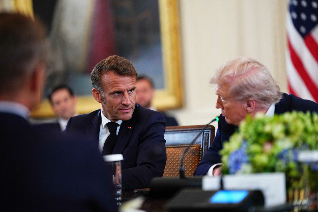 trump-sustine-ca-l-a-amenintat-pe-macron-si-l-a-fortat-sa-creasca-preturile-la-medicamente-in-franta