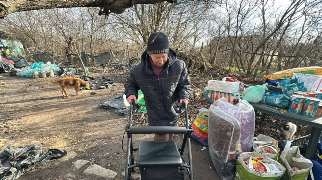 prietenii-lui-mos-craciun-au-ajuns-la-fosta-educatoare-care-supravietuieste-in-frig-si-intuneric.-gabriela-nistor:-n-am-crezut-vreodata-ca-o-sa-imi-faca-cineva-atatea-cadouri