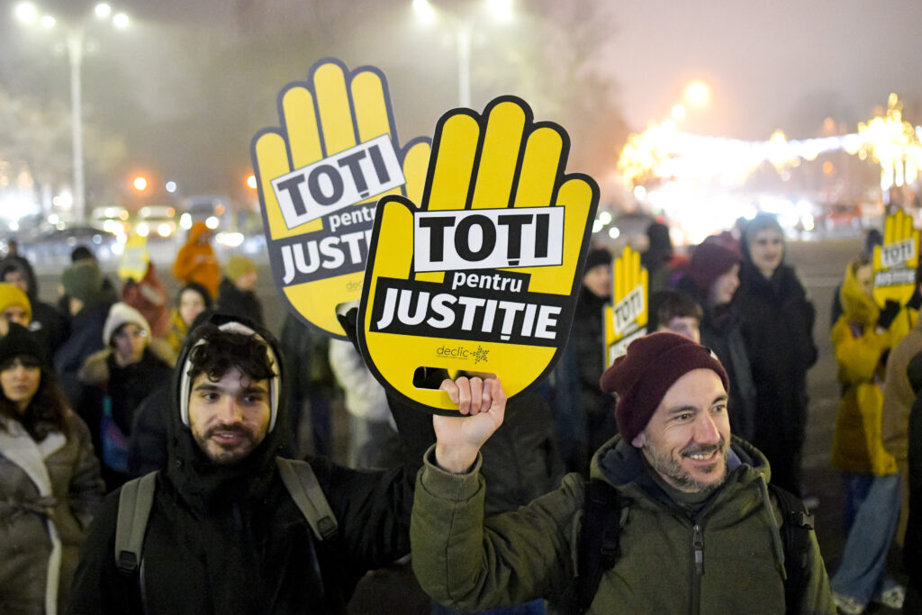 protest-la-cotroceni-in-ziua-consultarilor-pe-justitie.-declic-anunta-protestul-colind:-colindam,-justitia-sa-reparam!