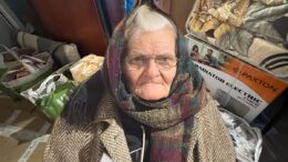 prietenii-lui-mos-craciun-au-ajuns-in-apartamentul-rece-al-doricai-hritac.-batrana-a-ramas-fara-caldura-in-urma-unui-incendiu-care-i-a-distrus-agoniseala-de-o-viata