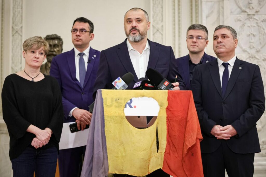 usr-vrea-sa-condamne-comunismul,-care-a-mai-fost-o-data-condamnat-de-basescu