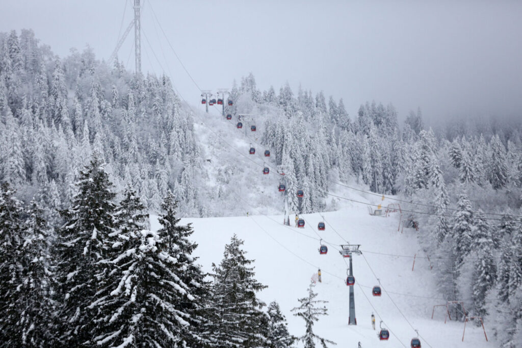 turisti-blocati-in-telescaun,-la-straja,-la-doua-zile-de-la-deschiderea-sezonului-de-schi-in-statiune