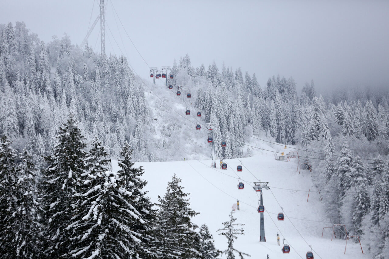 turisti-blocati-in-telescaun,-la-straja,-la-doua-zile-de-la-deschiderea-sezonului-de-schi-in-statiune
