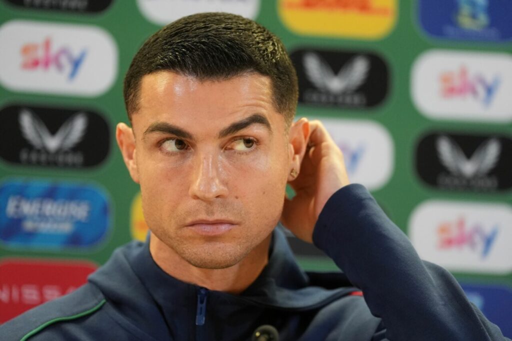 pentru-cristiano-ronaldo,-timpul-sta-in-loc.-cum-arata-pectoralii-sai-la-40-de-ani