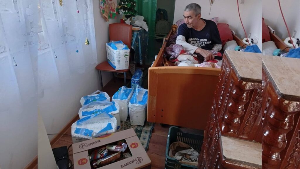 marin-lila-l-a-gasit-pe-unul-dintre-barbatii-de-care-are-grija-aproape-inghetat-in-casa:-cand-i-am-aratat-punga-cu-mancare,-a-sarit-pe-ea-de-bucurie