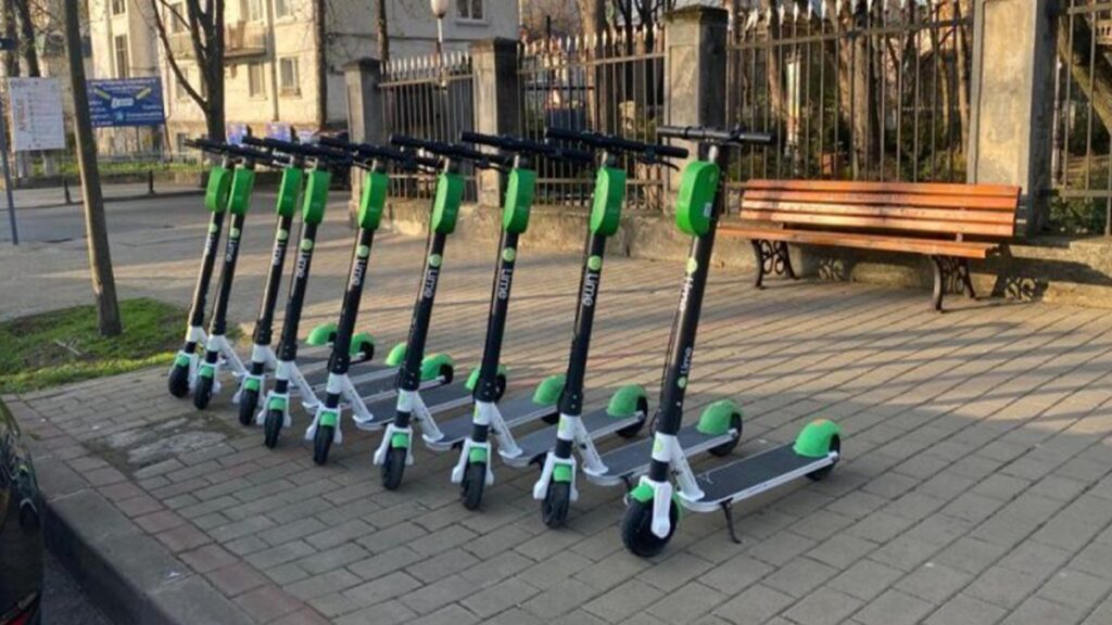 s-a-decis!-primarul-mihai-chirica-interzice-trotinetele-electrice:-circula-cu-foarte-mare-viteza-pe-trotuare-si-lovesc-cetatenii