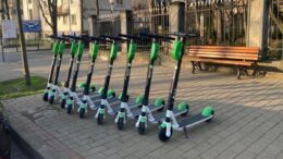 s-a-decis!-primarul-mihai-chirica-interzice-trotinetele-electrice:-circula-cu-foarte-mare-viteza-pe-trotuare-si-lovesc-cetatenii