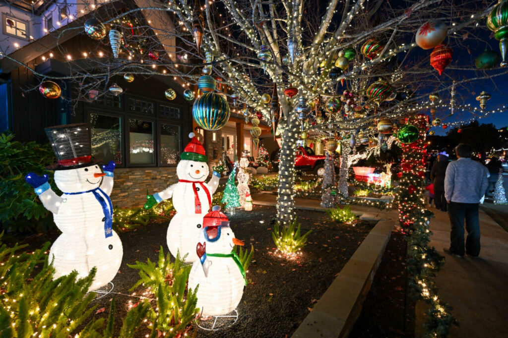 traditii-bizare-de-craciun.-unde-se-serveste-curcan-copt-la-cuptor,-iar-mos-craciun-este-imbracat-in-haine-de-matase