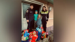 politistii-din-pascani-ofera-ajutor-familiilor-aflate-in-dificultate,-in-ajunul-craciunului