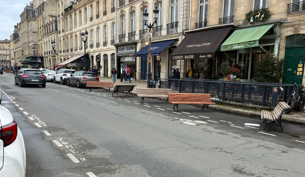 dorel-in-franta.-mai-multe-banci-au-fost-montate-pe-o-strada-din-bordeaux,-peste-locurile-in-care-parcheaza-masinile