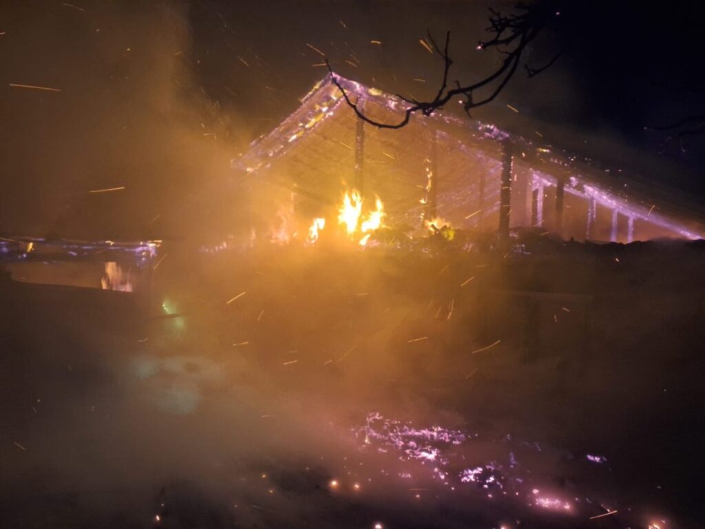 incendiu-la-o-casa-din-vulturi!-pompierii-au-intervenit-cu-trei-autospeciale