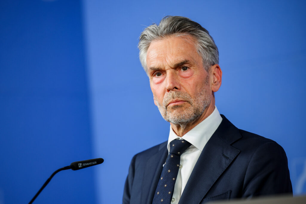 premierul-olandei-e-in-vizita-in-romania-si-viziteaza-baza-militara-de-la-campia-turzii-impreuna-cu-ilie-bolojan