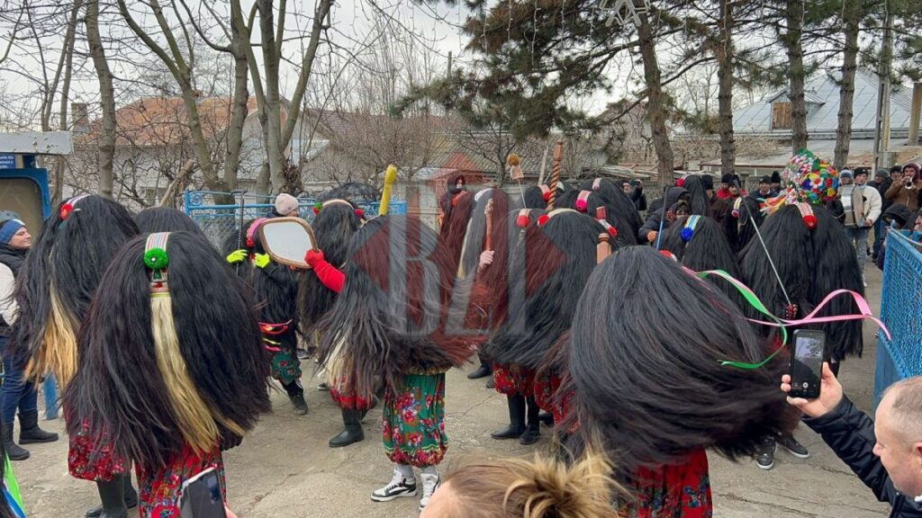 ajunul-noului-an-la-belcesti.-traditii-autentice-si-spectacol-de-mascati-pentru-intreaga-comuna