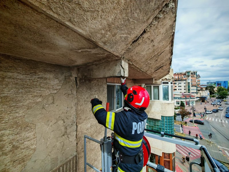 interventie-de-urgenta-in-iasi!-pompierii-au-actionat-pentru-indepartarea-unui-element-de-constructie-cu-risc-de-prabusire-–-update