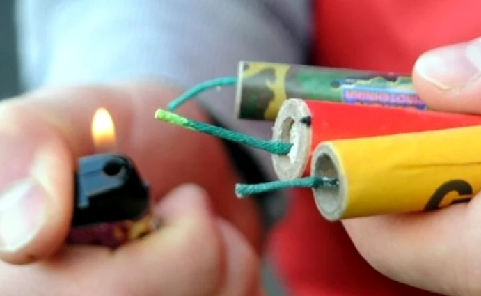 iesenii-se-tem-sa-mai-foloseasca-petardele-pe-strazi!-politistii-au-aplicat-o-singura-amenda-in-luna-decembrie-pentru-folosirea-materialelor-pirotehnice