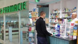 doua-farmacii-vor-functiona-non-stop-de-revelion-si-in-primele-zile-ale-anului-2026!-urgentele-medicale-vor-fi-preluate-prin-unitatile-de-primire-urgente,-iar-magazinele-vor-fi-inchise-pe-1-ianuarie