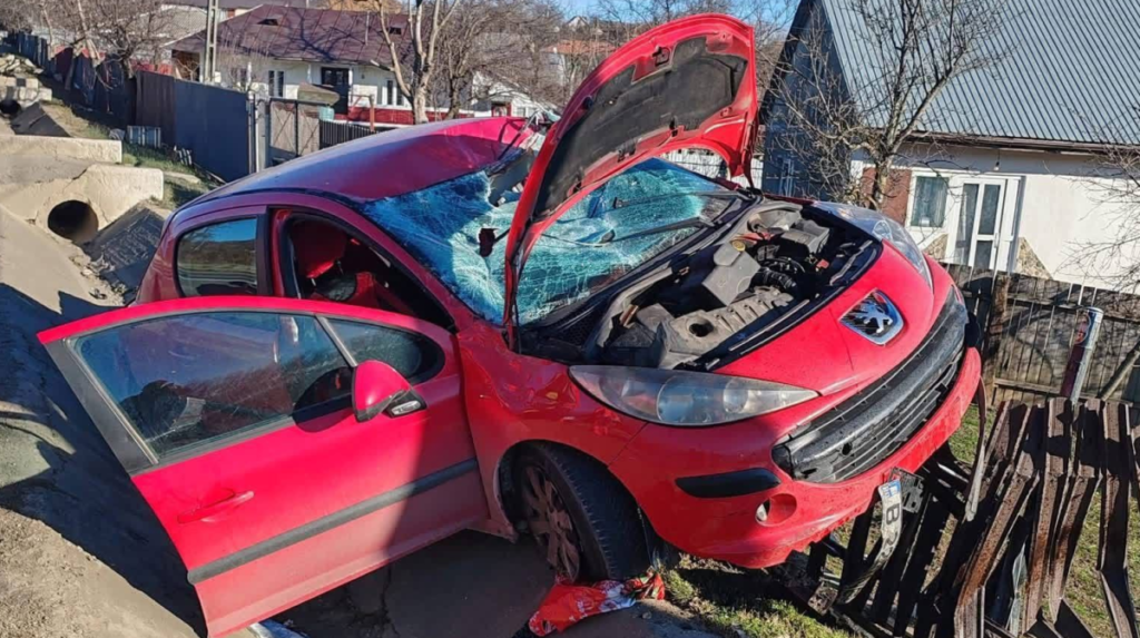 accident-rutier-la-grajduri!-o-soferita-a-pierdut-controlul-masinii-si-s-a-rasturnat-in-sant-–-update