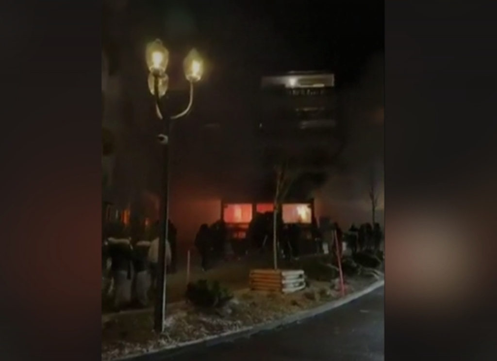 video-–-filmari-din-interiorul-barului-din-elvetia,-surprinse-chiar-in-momentele-izbucnirii-incendiului-/-surse-gandul:-un-cetatean-roman-s-ar-putea-numara-printre-victimele-tragediei-/-cel-putin-40-de-morti-si-peste-100-de-raniti-in-cosmarul-de-anul-nou