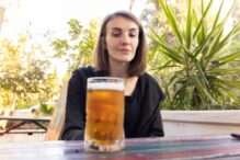 de-ce-corpul-femeilor-reactioneaza-diferit-la-alcool-fata-de-corpul-barbatilor