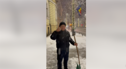emil-boc-a-iesit-noaptea-sa-dea-la-lopata:-haideti-sa-ne-curatam-trotuarele.-ce-i-au-raspuns-clujenii