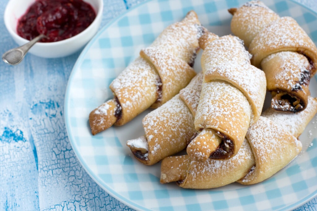 reteta-traditionala-pentru-cornulete-fragede-si-delicioase.-ce-ingredient-secret-folosesc-gospodinele-pentru-aluat