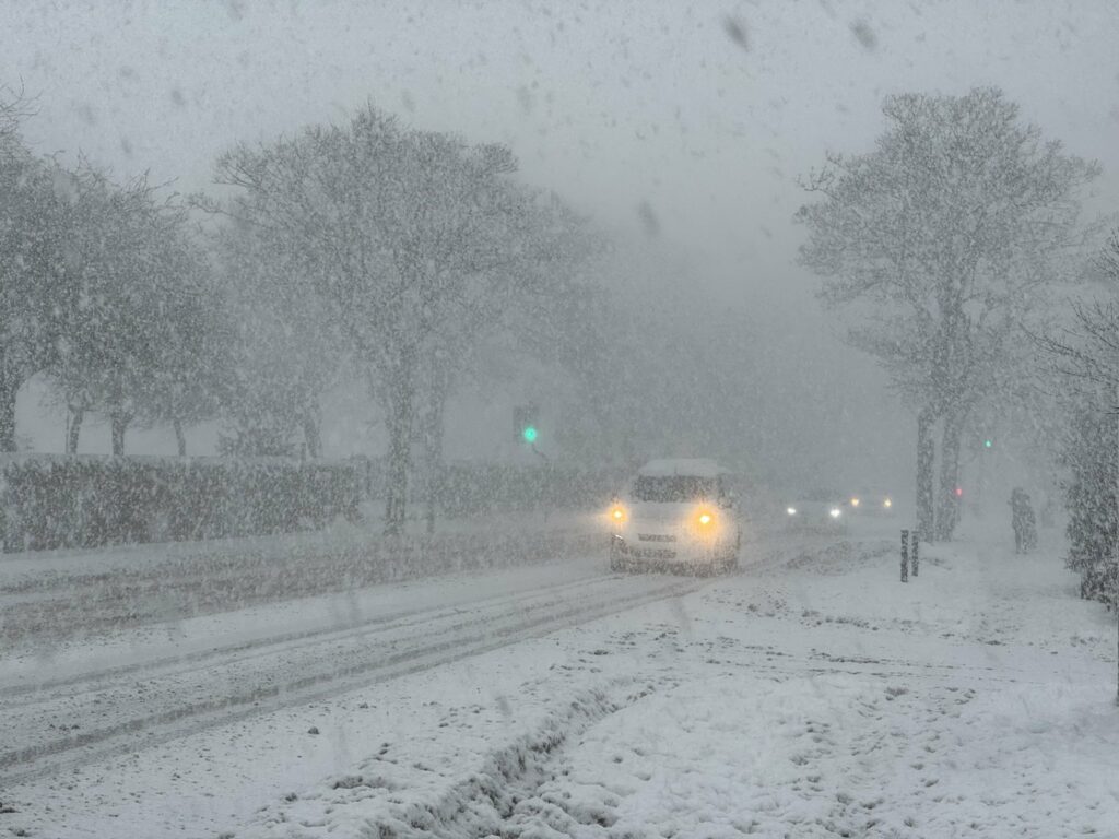 ninsorile-inchid-sute-de-scoli-si-dau-peste-cap-transportul-in-marea-britanie-si-irlanda