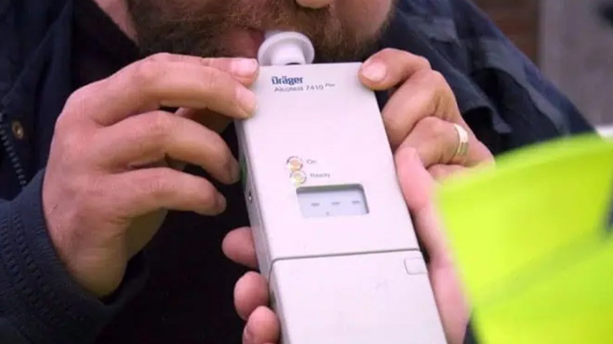 un-sofer-din-iasi-s-a-urcat-beat-la-volan,-a-rupt-un-gard-si-a-intrat-cu-autoturismul-intr-o-curte.-i-a-asteptat-pe-politisti-langa-masina-avariata