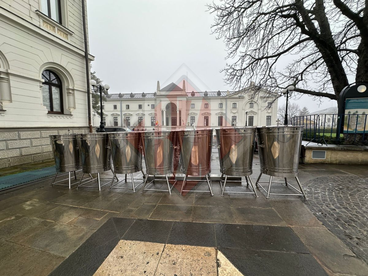 slujba-de-boboteaza-la-catedrala-mitropolitana-din-iasi!-peste-20-de-vase-cu-agheasma-mare-si-50-de-voluntari-pentru-distribuirea-apei-sfintite
