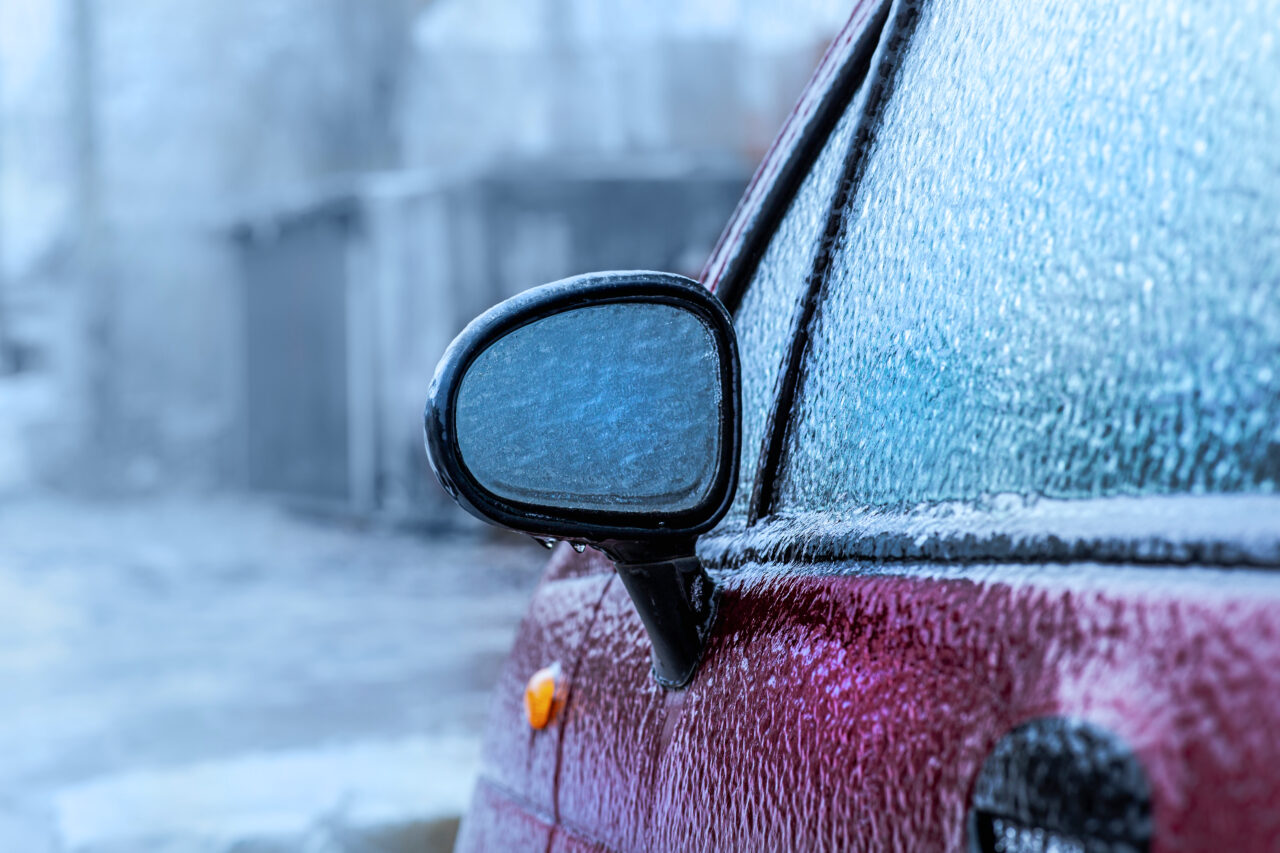 cum-sa-scapi-de-gheata-formata-pe-oglinzile-masinii.-care-este-cea-mai-simpla-si-ieftina-metoda