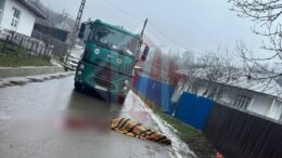 accident-in-satul-bradicesti,-comuna-dolhesti.-un-muncitor-de-la-salubritate-a-murit-dupa-ce-a-fost-lovit-de-autospeciala
