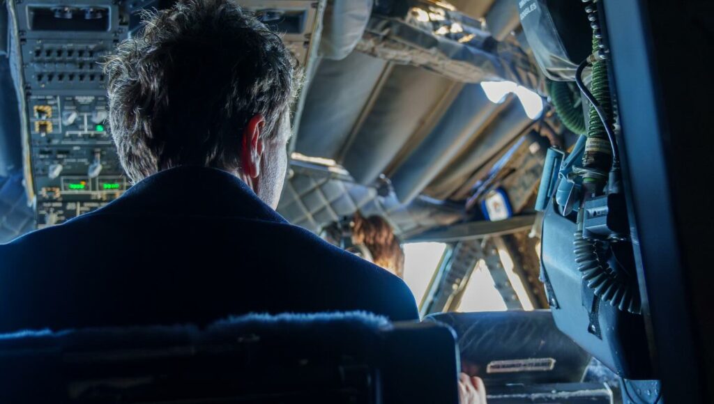 avionul-care-l-a-adus-in-tara-pe-nicusor-dan-a-aterizat-la-bucuresti.-escortat-deasupra-elvetiei-de-doua-avioane-f-18