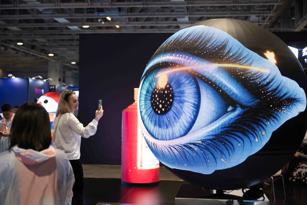 inteligenta-artificiala-nu-este-ceea-ce-credem:-cum-suntem-pacaliti-de-o-iluzie