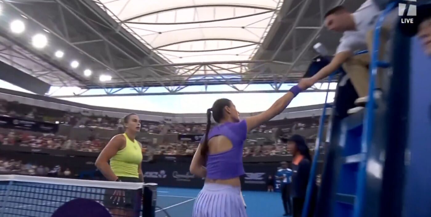 gestul-arynei-sabalenka-in-momentul-strangerii-de-mana-cu-sorana-cirstea,-la-fileu.-video