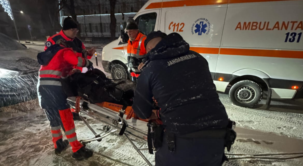 interventie-salvatoare-in-trafic:-jandarmii-ieseni-au-acordat-primul-ajutor-unei-femei-cazute-pe-carosabil