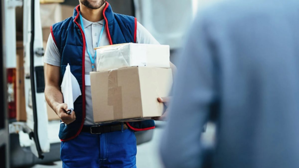 atentie!-a-aparut-o-noua-metoda-de-frauda-cu-colete-false!-curierul-fantoma-a-facut-zeci-de-victime