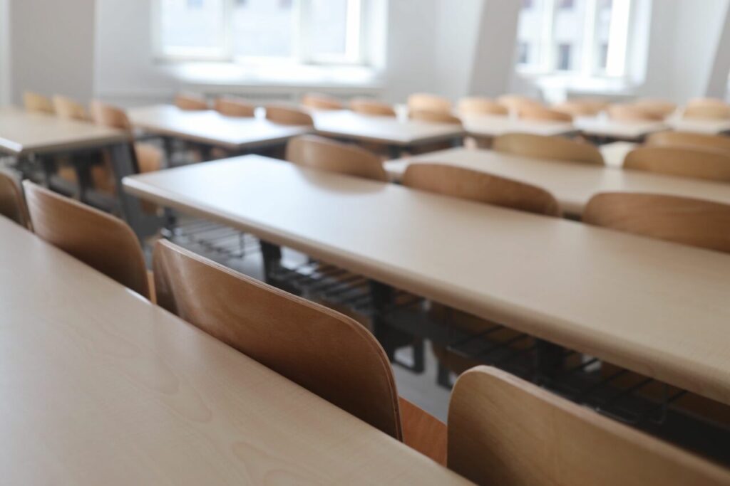 elevii-din-mai-multe-sate-din-bihor-nu-au-putut-ajunge-la-scoala-din-cauza-drumurilor-inzapezite-sau-inghetate