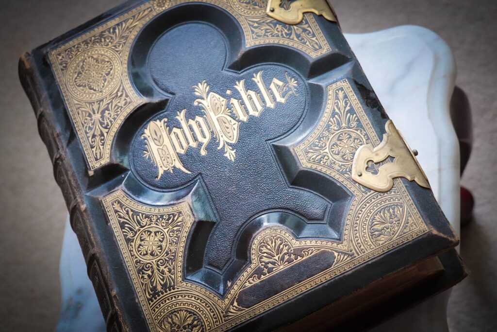 vanzari-–-record-la-biblii-in-regatul-unit-in-2025-/-librar:-inainte,-rebeliunea-era-sa-fii-ateu,-acum,-rebeliunea-e-sa-crezi