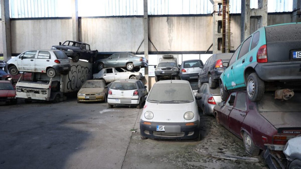 masinile-abandonate-raman-o-problema-pentru-municipiul-iasi.-politistii-locali-primesc-zilnic-sesizari-de-la-cetateni