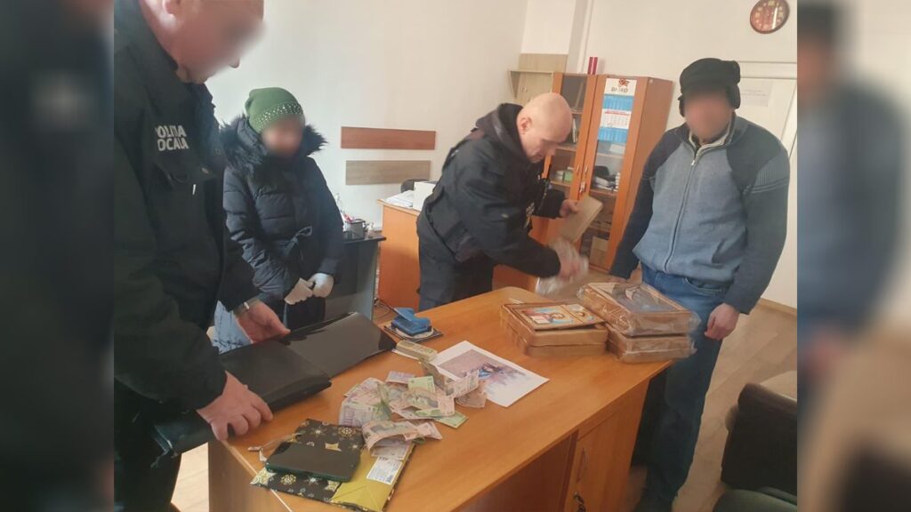 un-barbat-din-ucraina-si-o-femeie-din-republica-moldova-au-fost-prinsi-de-politisti-in-timp-ce-cerseau-pe-strazile-din-iasi.-in-doar-cateva-ore-au-strans-cate-300-de-lei