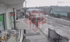 caruta-scapata-de-sub-control,-in-satul-slobozia-din-iasi!-un-barbat-beat-a-lovit-o-masina-parcata,-iar-totul-a-fost-surprins-de-camere