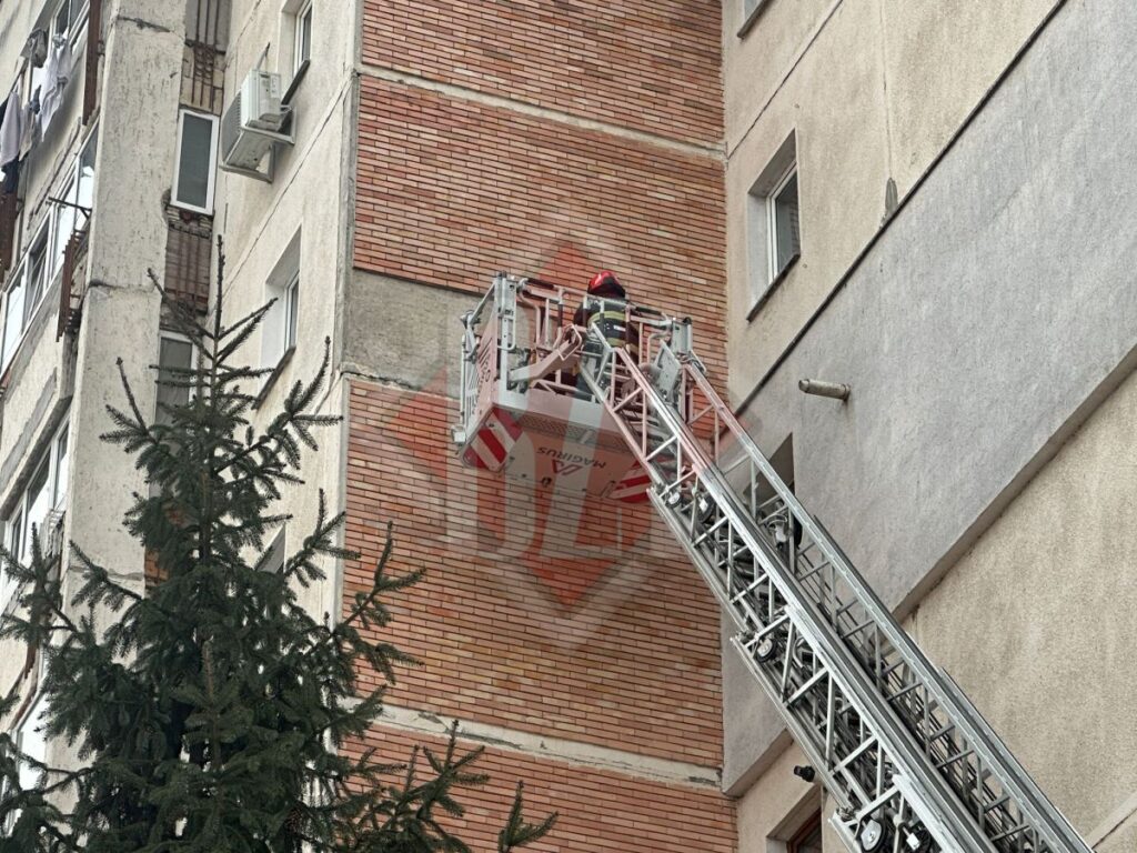 pompierii-ieseni-au-intervenit-pentru-eliminarea-unor-caramizi-periculoase-de-pe-un-bloc-din-nicolina-–-update